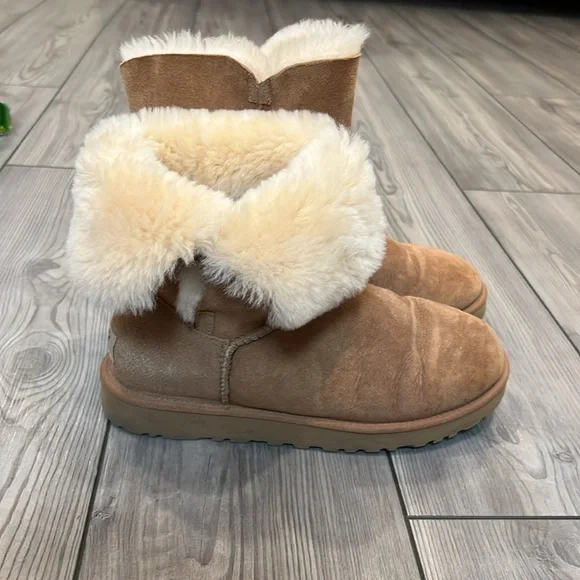 Barely worn authentic Uggs in chestnut - Picture 5 of 6